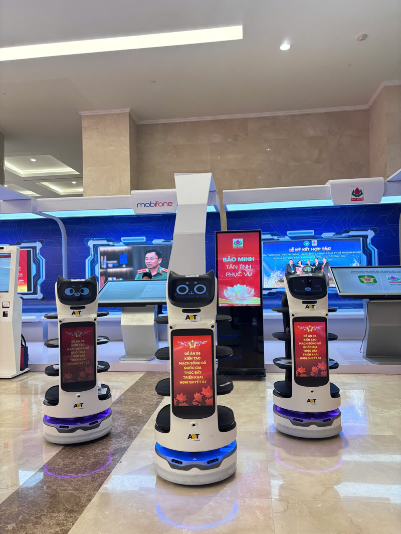 Ba robot đón tiếp đại biểu tại triển lãm