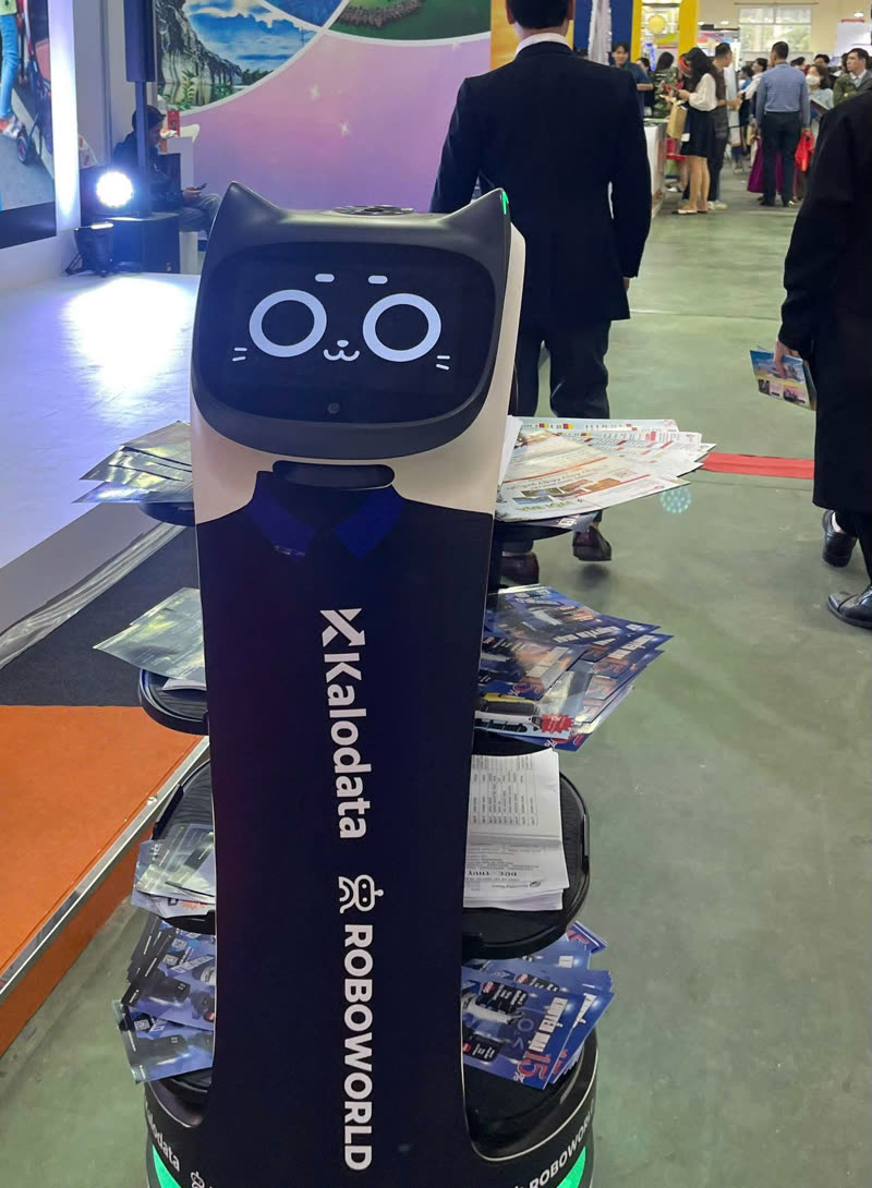 Robot đón khách tại hội chợ triển lãm VEC